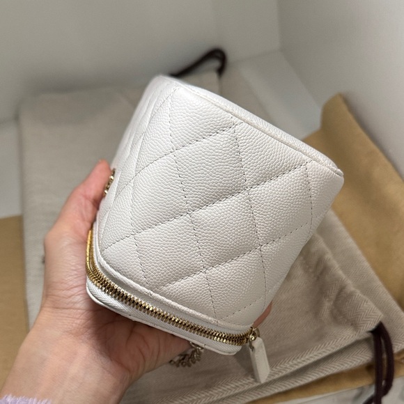 Chanel vanity White Quilted Crossbody Bag with Chain. Come with bag. - Picture 4 of 8